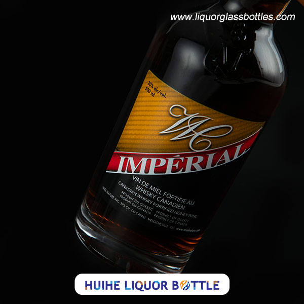labeling liquor bottle etiquetando la botella de licor