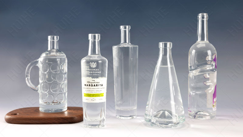 Liquor vs Liqueur - corktail bottles design Licor vs Licor - diseño de botellas de cóctel