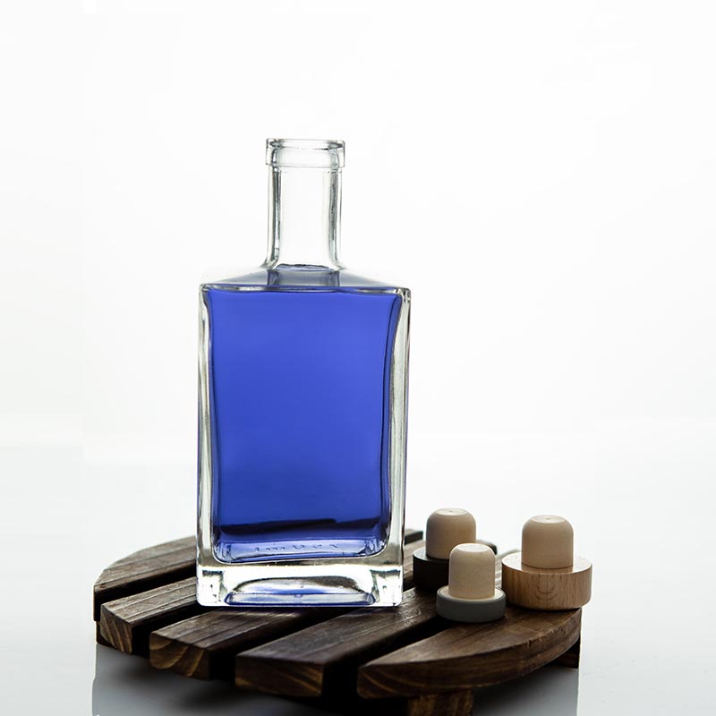 botella de licores de vidrio rectangular