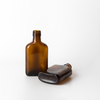 Botella alcohólica de vidrio pequeña de color ámbar plano con acabado de tornillo