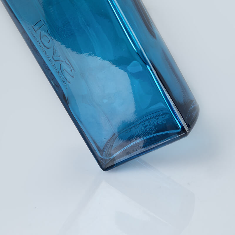 botella de bebida alcohólica azul (5)