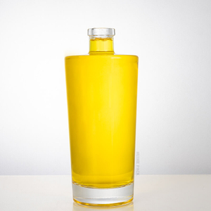 Botella de licor de vidrio con fondo grueso