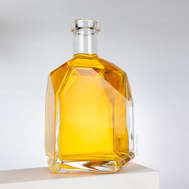 Estructura angular irregular Bordes facetados de licor Botella