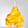 Botella de brandy de ondulaciones irregulares con curvas fluidas suaves