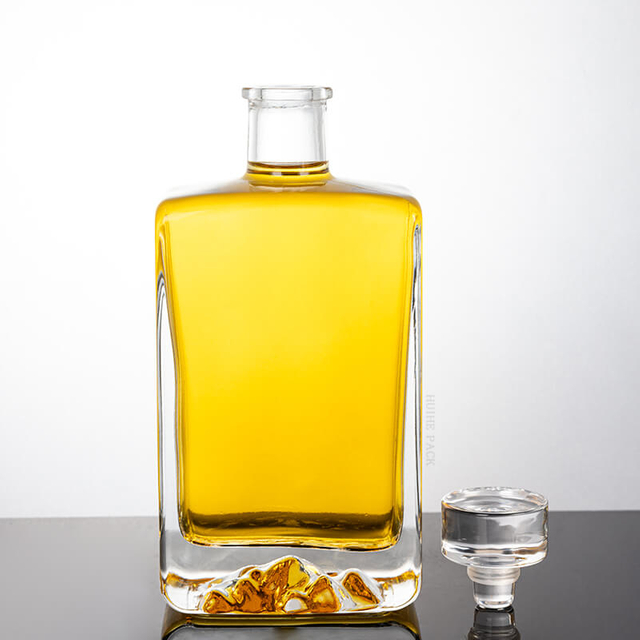 Botella de licor de vidrio transparente de fondo de monta&ntilde;a de monta&ntilde;a de nieve