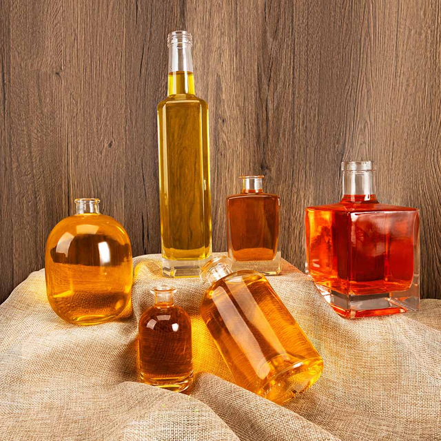 En botellas de vidrio de licor redonda transparente transparente almacenado