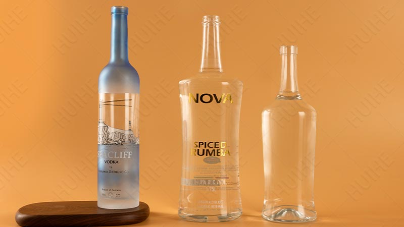 Diferentes tama&ntilde;os de botellas de vodka de vidrio - botellas de vodka