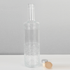 Botella de licor de vidrio de cilindro delgado en relieve de 700 ml con corcho