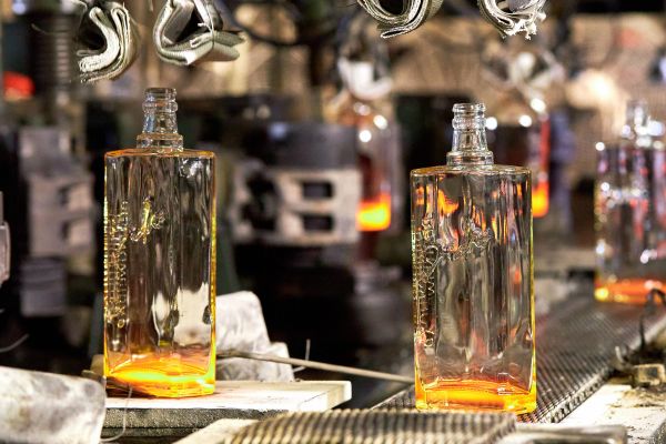 botella de licor de vidrio cuadrada