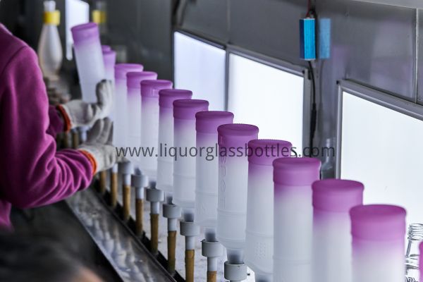 botella de licor de vidrio recubierto