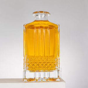 Intrincada botella de licor de vidrio en relieve de diamantes