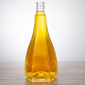 Botella de licor de vidrio cónico aerodinámico con crestas verticales