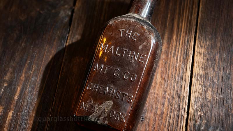 Texto de licor de vidrio viejo con botella