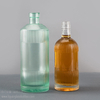 Botella de licor de vidrio a rayas verticales personalizada con área de etiqueta