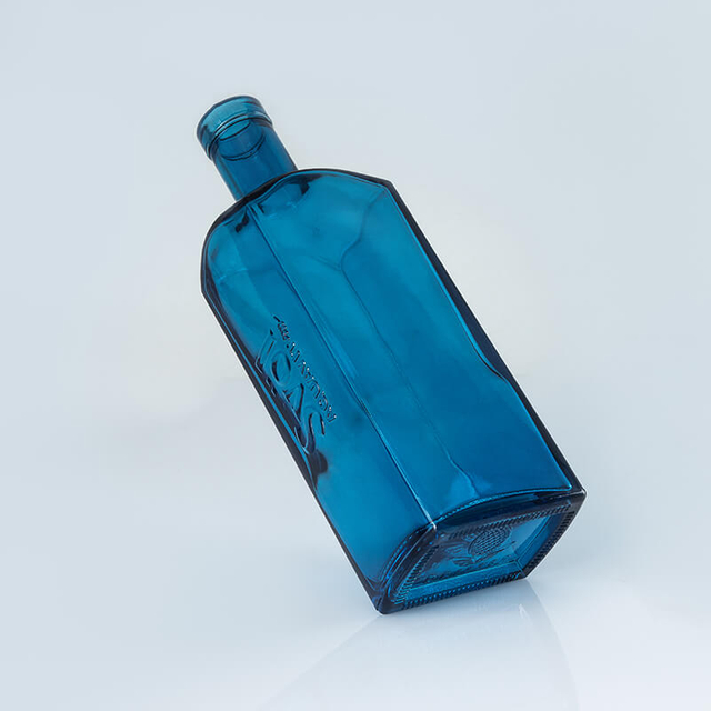 Botella de licor de vidrio azul cuadrado de 750 ml