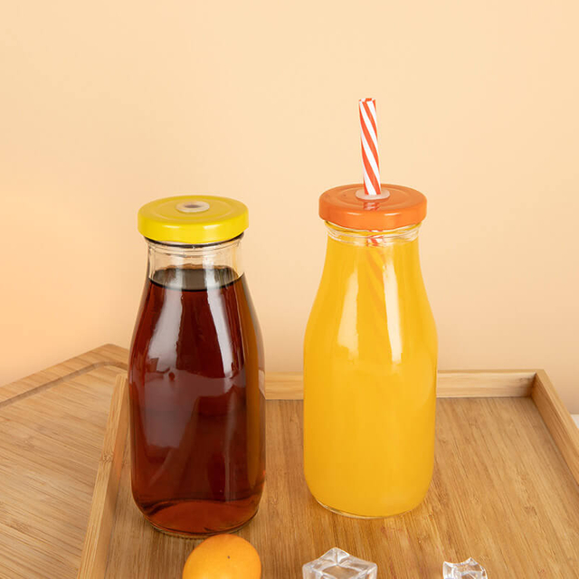 Botella de caf&eacute; cl&aacute;sica de vidrio de cuello ancho con pajita y tapa