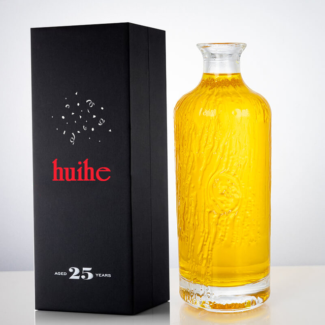 Patrón en relieve de 700 ml de botella de licor de vidrio de flujo de agua