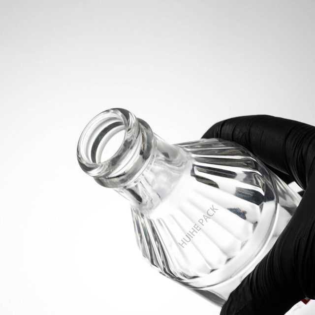 Botella de agua de vidrio transparente con cuello roscado de 258 ml con tap&oacute;n de rosca