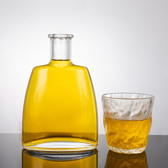 Botella de licor trapezoidal plana con bordes suavemente curvos