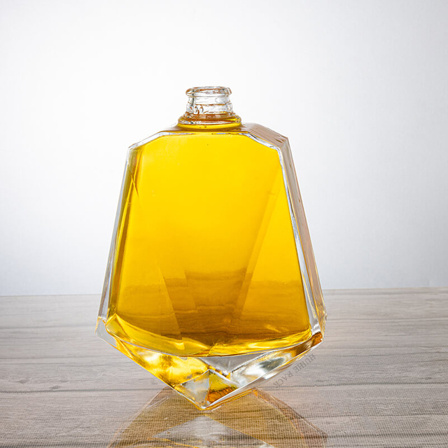 Dise&ntilde;o geom&eacute;trico Botella de licor de vidrio facetado angular