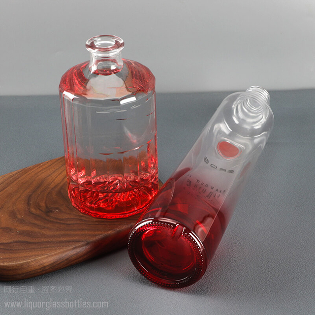 La capa roja de la pendiente 730ml condimentó el empaquetado de cristal de la ginebra de la vodka de la botella 50cl del licor