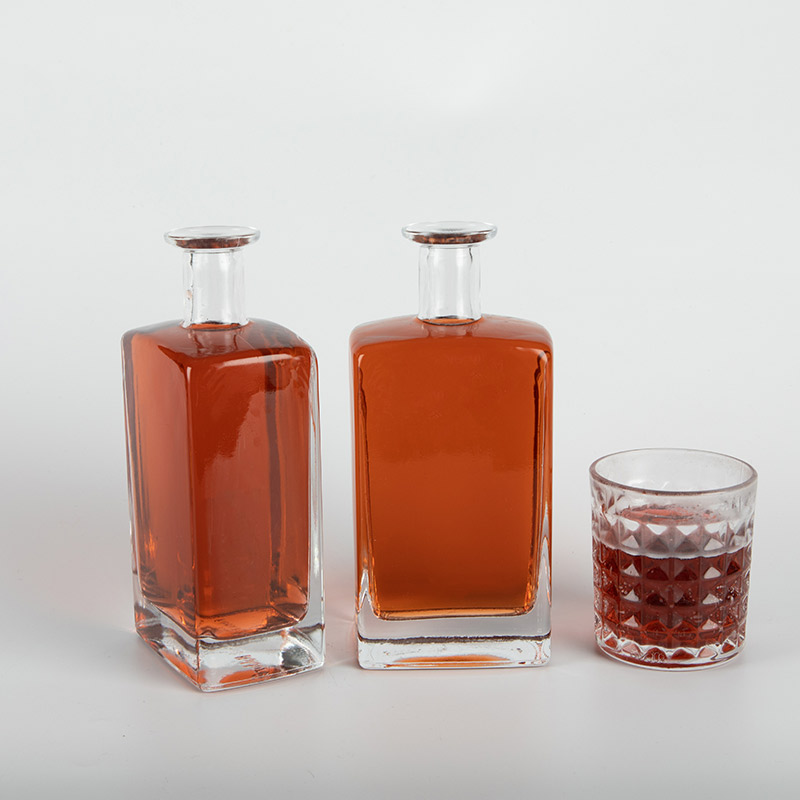 Botella de licor cuadrada