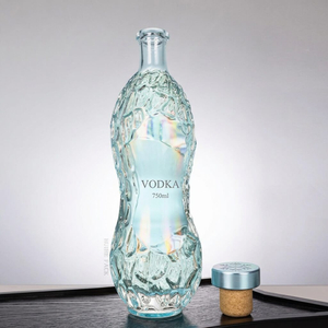 Botella de whisky de vidrio transparente irregular de 750 ml con corcho personalizado