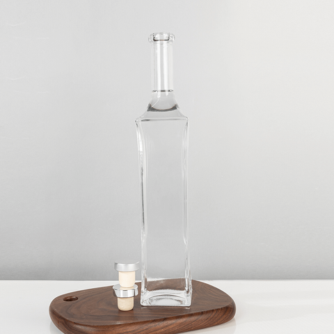 Botella de esp&iacute;ritu de vidrio de forma cuadrada de 700 ml con curvas elegantes