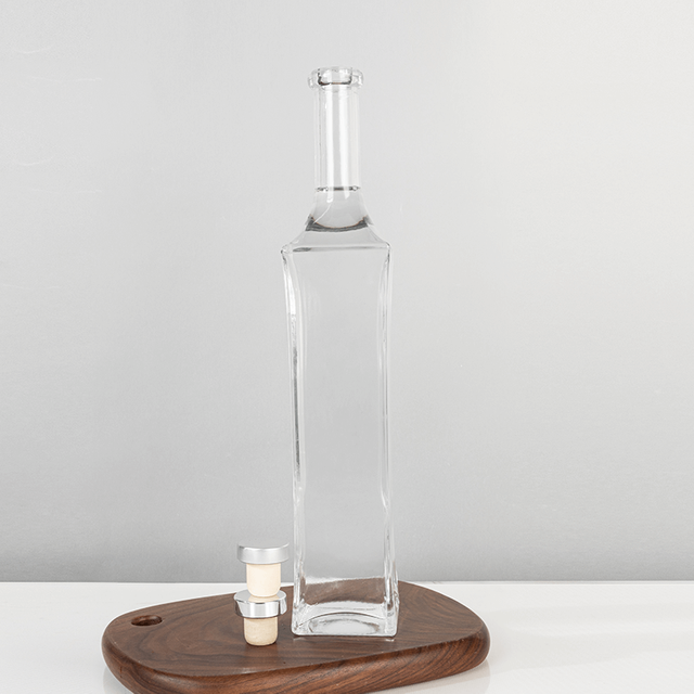 Botella de espíritu de vidrio de forma cuadrada de 700 ml con curvas elegantes