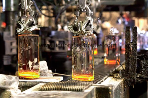 botella de licor de vidrio cuadrada