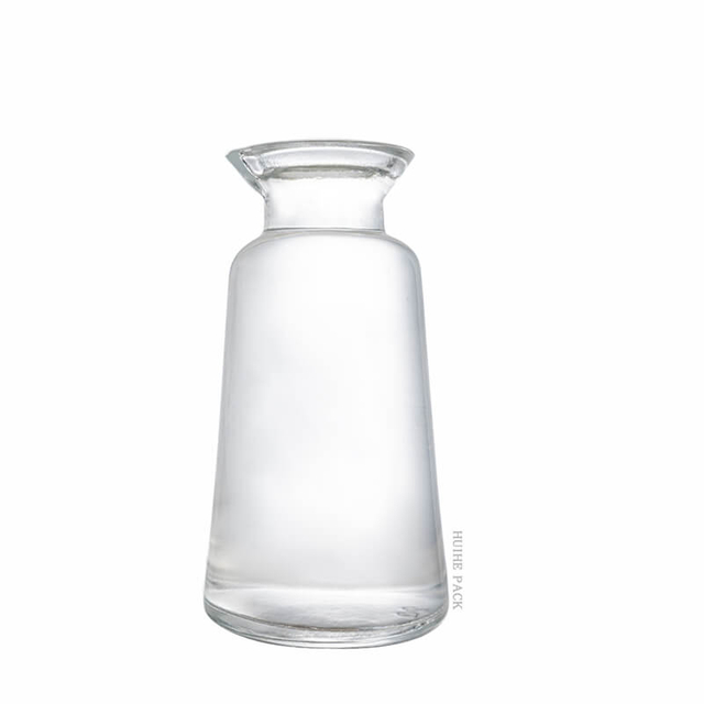 Botella de licor de vidrio c&oacute;nico con cuello ancho