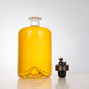 Botella de ron corta de cilindro redondeada con corcho de diseño