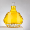 Botella liuqor de vidrio de forma angular con lados facetados