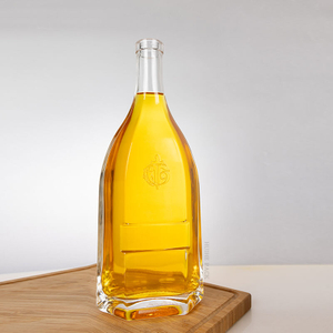 Botella de espíritu del cuello delgado y plano del cuerpo curvo con bordes angulares