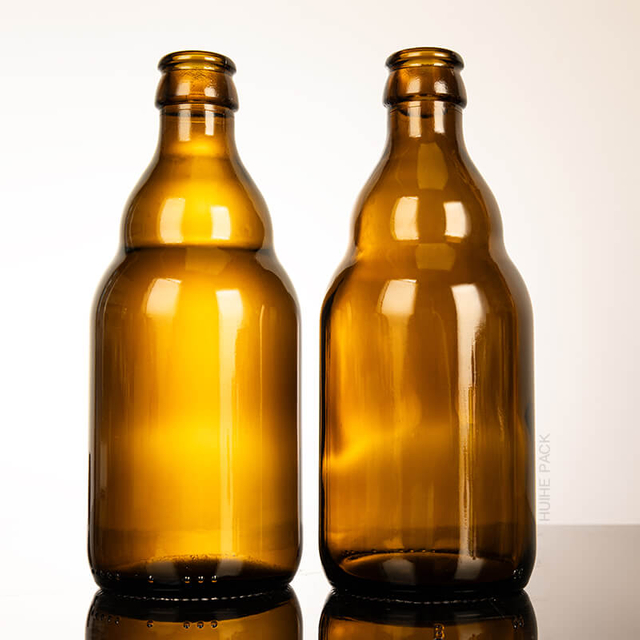 En stock Botella de cerveza de vidrio vacío con tapa de la corona