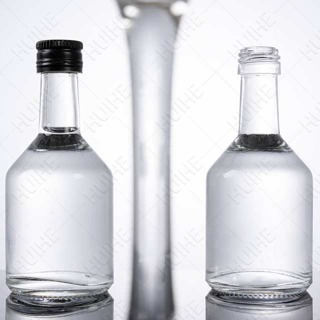 Botellas de alcohol pequeñas de vidrio de pedernal transparente de cuello solitario de 50 ml a granel