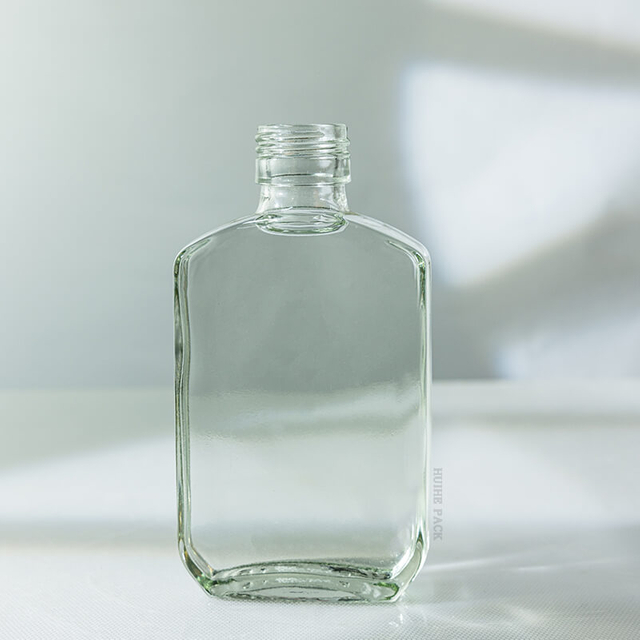 Botella de bebida de vidrio con matraz de 110 ml con tapón de rosca al por mayor