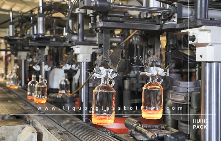 Producci&oacute;n de botellas de vidrio Moonshine