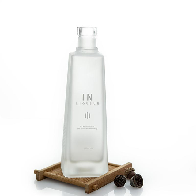 Botella de licor de vidrio escarchado personalizada