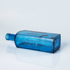 Botella de licor de vidrio azul cuadrada de 750 ml