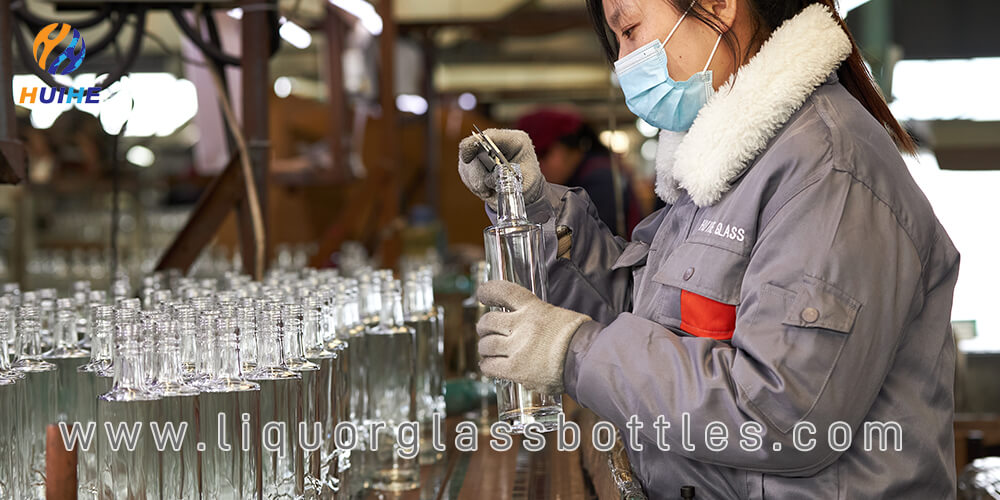 control de calidad de la f&aacute;brica de botellas de vidrio China.jpg