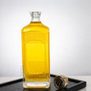 Botella de licor de vidrio cuadrado de 1000 ml en relieve