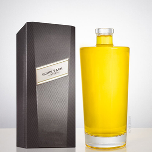 Botella de licor de vidrio con fondo grueso