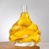 Botella de brandy de ondulaciones irregulares con curvas fluidas suaves