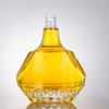 Botella liuqor de vidrio de forma angular con lados facetados