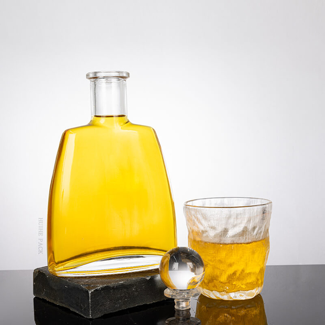 Botella de licor trapezoidal plana con bordes suavemente curvos