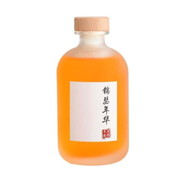 Botella de copa de vino de fruta redonda y helada transparente