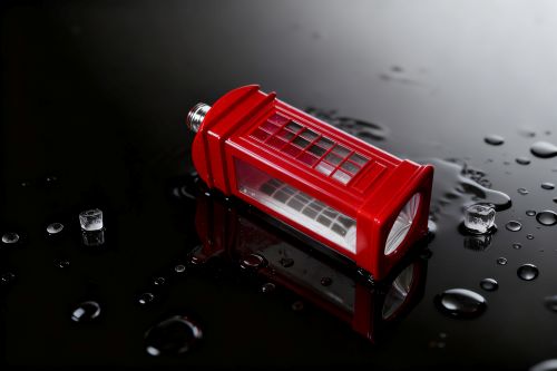 botella de licor rojo