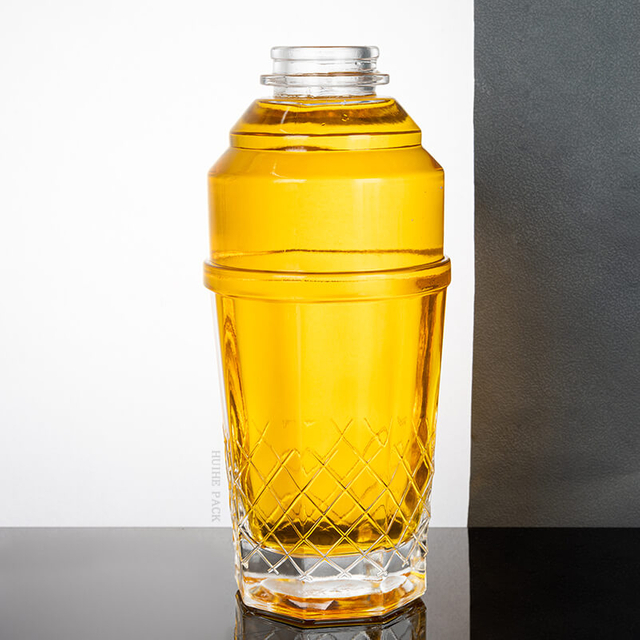 Botella de licor en forma de c&oacute;ctel con textura de diamante Bottom