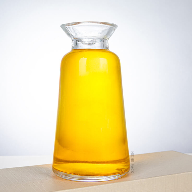 Botella de licor de vidrio c&oacute;nico con cuello ancho